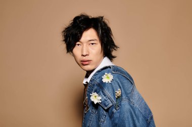 Havalı bir Asyalı, sanatsal yeteneği olan şık bir stüdyo ortamında bahar trendi sergiliyor..