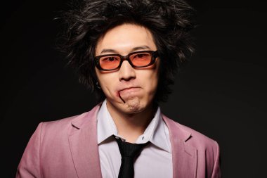 Yüzünde kan olan Asyalı bir adam canlı bir stüdyo atmosferine sahip eşsiz bir bahar modası sergiliyor..