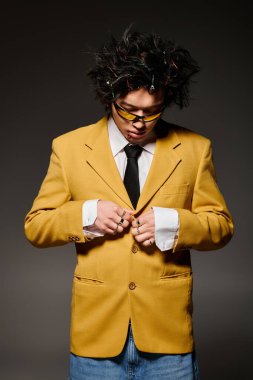 Yüzünde kan olan Asyalı adam bahar sezonunda stüdyo ortamında eşsiz bir moda tarzı sergiliyor..