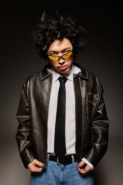 Yüzü kanlı Asyalı bir adam dövüş üstüne gösteri yapar. Stüdyoda şık bir bahar modası, kendine güven ve yaratıcılık yayar..