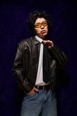 Dövüşten sonra yüzü kan içinde kendine güvenen bir adam stüdyoda duruyor ve kendine has bir stili var..