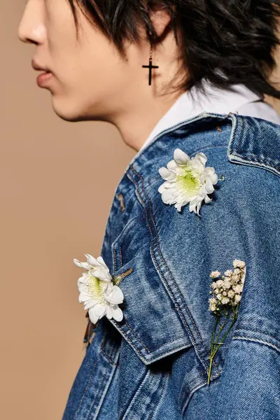 Şık bir Asyalı modern bir stüdyoda çiçek aksanıyla bahar modası trendlerini sergiliyor..