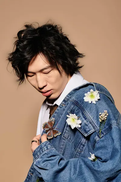 Şık giyinmiş bir adam, çiçeklerle ve kelebeklerle poz verir, bahar havasını somutlaştırır..