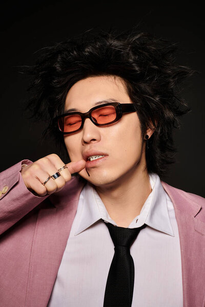 Азиат с кровью на лице демонстрирует модный наряд в студии, чувствуя боль после боя