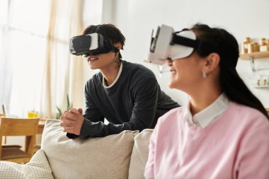 Gülümseme ve maceraları paylaşan genç bir Asyalı çift sanal gerçeklik deneyimlerinden birlikte zevk alır..