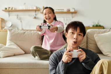 Genç bir çift eğlenceli bir oyun seansı geçirir ve birlikte vakit geçirirler..