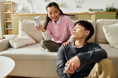 Evde oyun oynarken ve birlikte eğlenirken genç bir çiftin paylaştığı neşeli bir an..