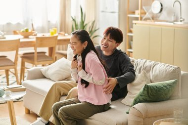 Genç bir çift, sıcak bir şekilde evde dinlenirken neşeli bir sevgiden zevk alır..