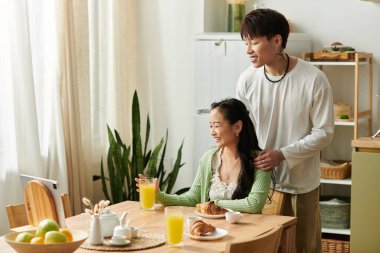 Genç çift evde keyifli bir kahvaltı yapar, keyifli anlar geçirir ve birlikte gülerler..