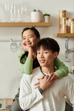 Genç bir Asyalı çift evde sevgi dolu bir kahvaltı yapıyor..