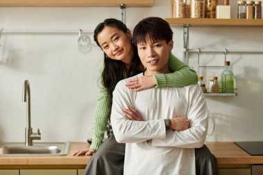 Çiftler, aşklarını ve kahkahalarını paylaşarak, mutfaklarında rahat bir kahvaltı yaparlar..