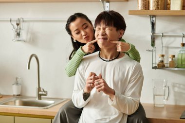 Genç bir çift, evde kahvaltı hazırlarken keyifli bir sabah geçirir..