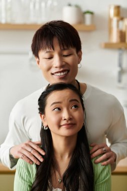 Genç bir çift, sıcak evlerinde sevgi ve neşe saçan büyüleyici bir kahvaltıyı paylaşıyor..