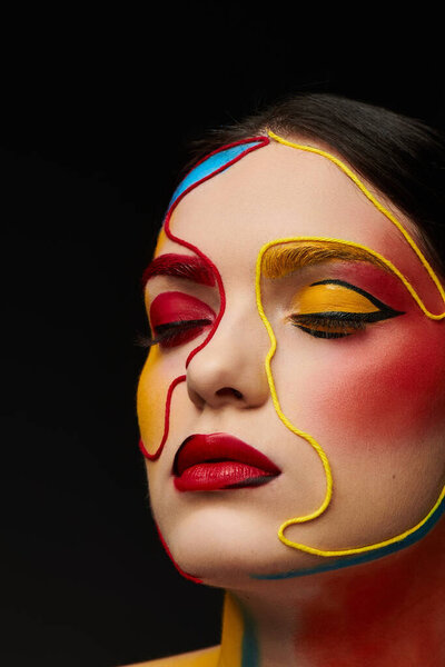 Молодая женщина демонстрирует потрясающее лицо с смелыми красками, подчеркивая ее поразительные черты.