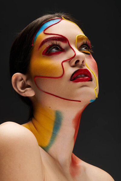 Молодая женщина с яркими улыбками лица, демонстрирующая смелые цвета и замысловатый дизайн.