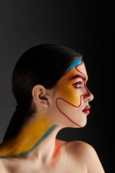 Молодая красивая женщина демонстрирует потрясающее искусство лица с яркими цветами и сложными дизайнами.