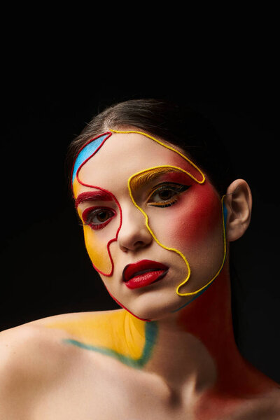 Молодая красивая женщина демонстрирует яркое лицо с замысловатым дизайном краски, источая творчество.