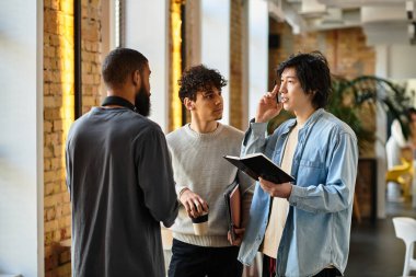 Üç meslektaş parlak, canlı bir çalışma alanında fikirleri tartışıyor ve keşfediyorlar..