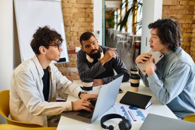 Dizüstü bilgisayarlı bir proje üzerinde çalışırken üç profesyonel canlı bir tartışmaya girişti.