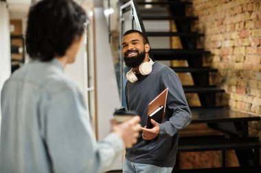 İki meslektaş, ilham verici bir ofis ortamında iş tartışırken kısa bir anı paylaşıyor..