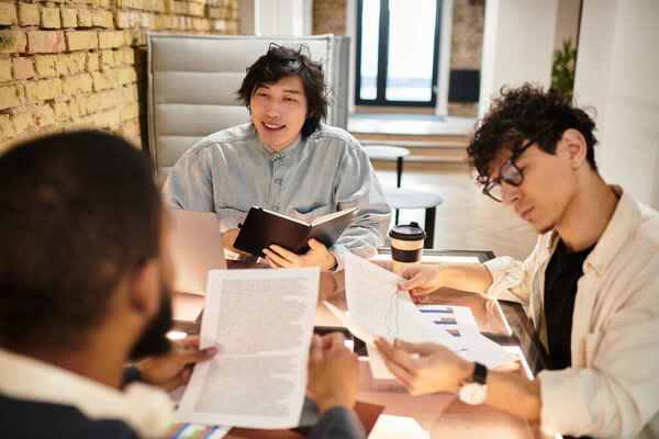 Молодые специалисты объединяют идеи в динамичное рабочее пространство.