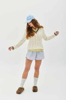 Güzel, genç bir kadın neşeli, şık bir şekilde poz veriyor..