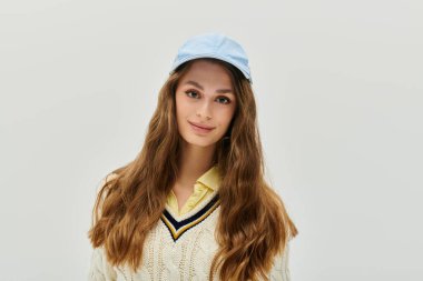 Neşeli kadın, samimi bir gülümsemeyle poz veriyor. Tarzını ve sıcaklığını sergiliyor..