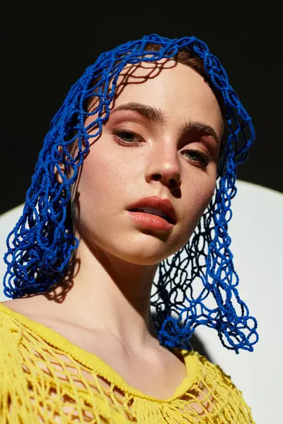 Genç bir kadın kendine has tarzını koyu mavi bir aksesuarla sergiliyor..