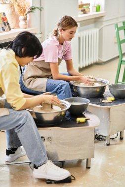 Genç bir çift, çömlek atölyesinde kil kalıp, birlikte vakit geçirip eğleniyorlar..