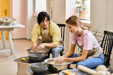 Parlak bir çömlek atölyesinde, genç bir çift birlikte sanat yaratmaktan zevk alır, aşkla killeri şekillendirirler..
