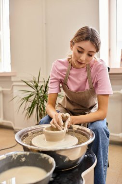 Yetenekli bir sanatçı, parlak ve canlı bir stüdyoda eşsiz bir çömlek yapıyor..