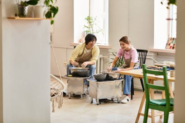 Genç çift bir çömlek atölyesinde eğlenceli ve sanatsal bir anın tadını çıkarıyor..