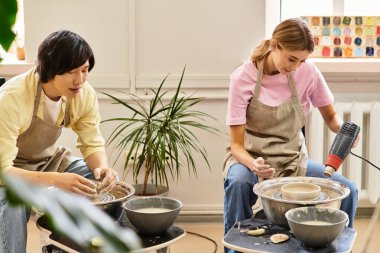 Genç bir çift sıcak, davetkar bir stüdyoda çömlek yapıp yaratıcılıklarını paylaşıyor..