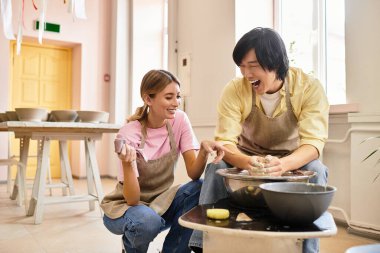 Neşeli bir çift birlikte çömlekçilik yapıyor, canlı bir stüdyoda aşkı ve yaratıcılığı paylaşıyor..