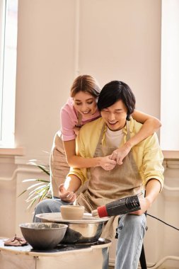 Genç bir çift, samimi bir çömlek atölyesinde birlikte aşkı kutlayarak sanat yaratıyor..