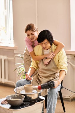 Çift, hoş geldin sanat stüdyosunda çömlek yaparken romantik bir deneyim yaşıyor..