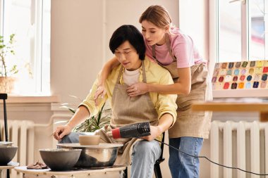 Genç bir çift canlı bir stüdyoda çömlek yaparken yaratıcı bir bağ kuruyor..