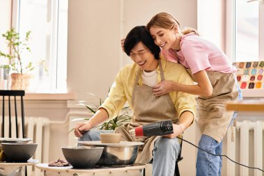 Genç bir çift birlikte vakit geçirmekten zevk alıyor. Canlı bir stüdyoda kilden güzel bir çömlek yapıyorlar..