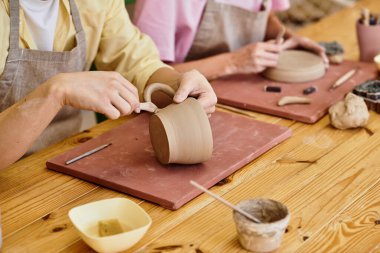 Genç çift keyifli bir çömlekçilik seansından hoşlanıyor. Stüdyoda kilden eşsiz tasarımlar yapıyorlar..