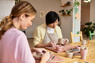 Genç bir çift, sanat yoluyla aşklarını ifade ederek birlikte çömlek yaparak kaliteli zaman geçirmekten zevk alır..