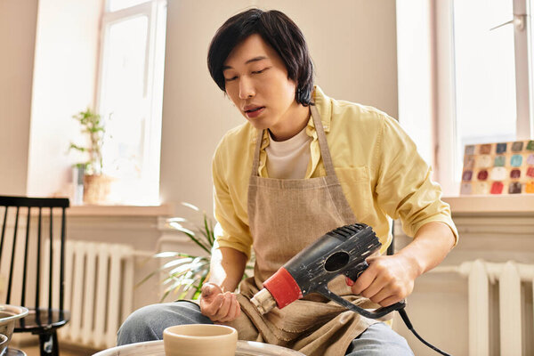 Художник умело работает над керамикой ручной работы в окружении красочного искусства и инструментов.