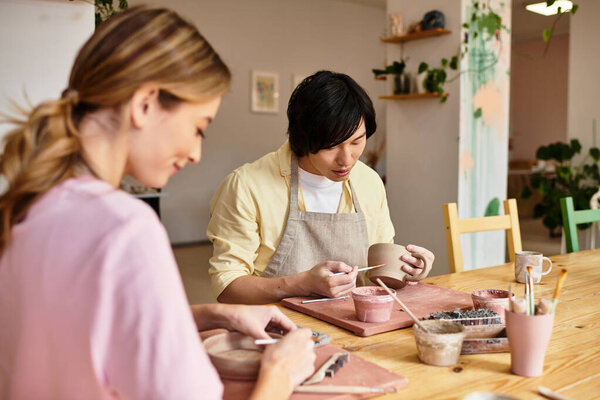 Молодая пара наслаждается качеством времени, создавая керамику вместе, выражая свою любовь через искусство.