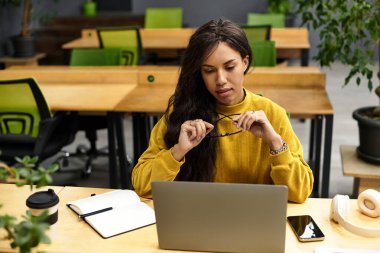 Genç profesyonel, şık bir ofis çalışma alanındaki, zarafeti somutlaştıran görevleriyle derinden ilgileniyor..