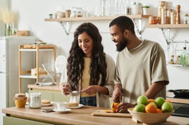 Neşeli bir çift birlikte vakit geçirmekten zevk alır. Kahvaltının hazırlıklarını yapar, neşe ve sıcaklık dolu..