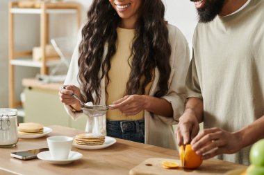 Sevgi dolu bir çift, sıcak, davetkar bir mutfakta birlikte kahvaltı yapmayı ve gülümsemeyi paylaşmayı sever..