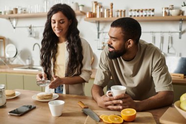 Bir çift, sıcak mutfaklarında keyifli bir kahvaltı yapar..