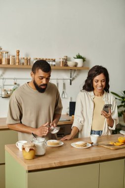 Çiftler sıcak mutfaklarında keyifli bir kahvaltı yaparlar..