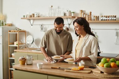 İki neşeli ortak sıcak mutfaklarında kahvaltı hazırlıyor, sevgi dolu bir atmosfer yaratıyorlar..