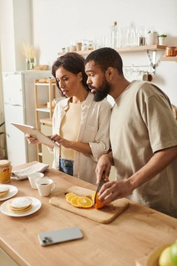 Sevgi dolu bir çift, sıcak mutfaklarında birlikte yemek pişirmekten zevk alır..