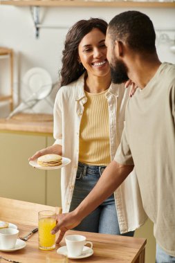 Evlerinde birbirini seven bir çift arasında sıcak bir etkileşim..